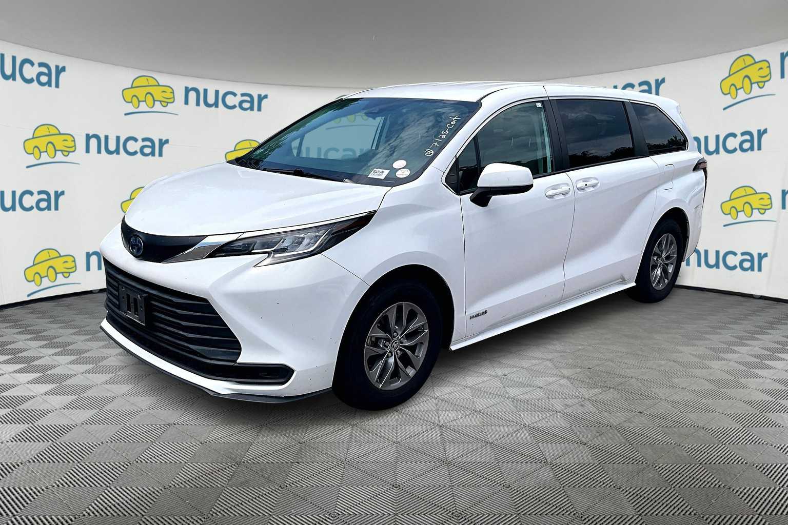 2021 Toyota Sienna LE - Photo 2