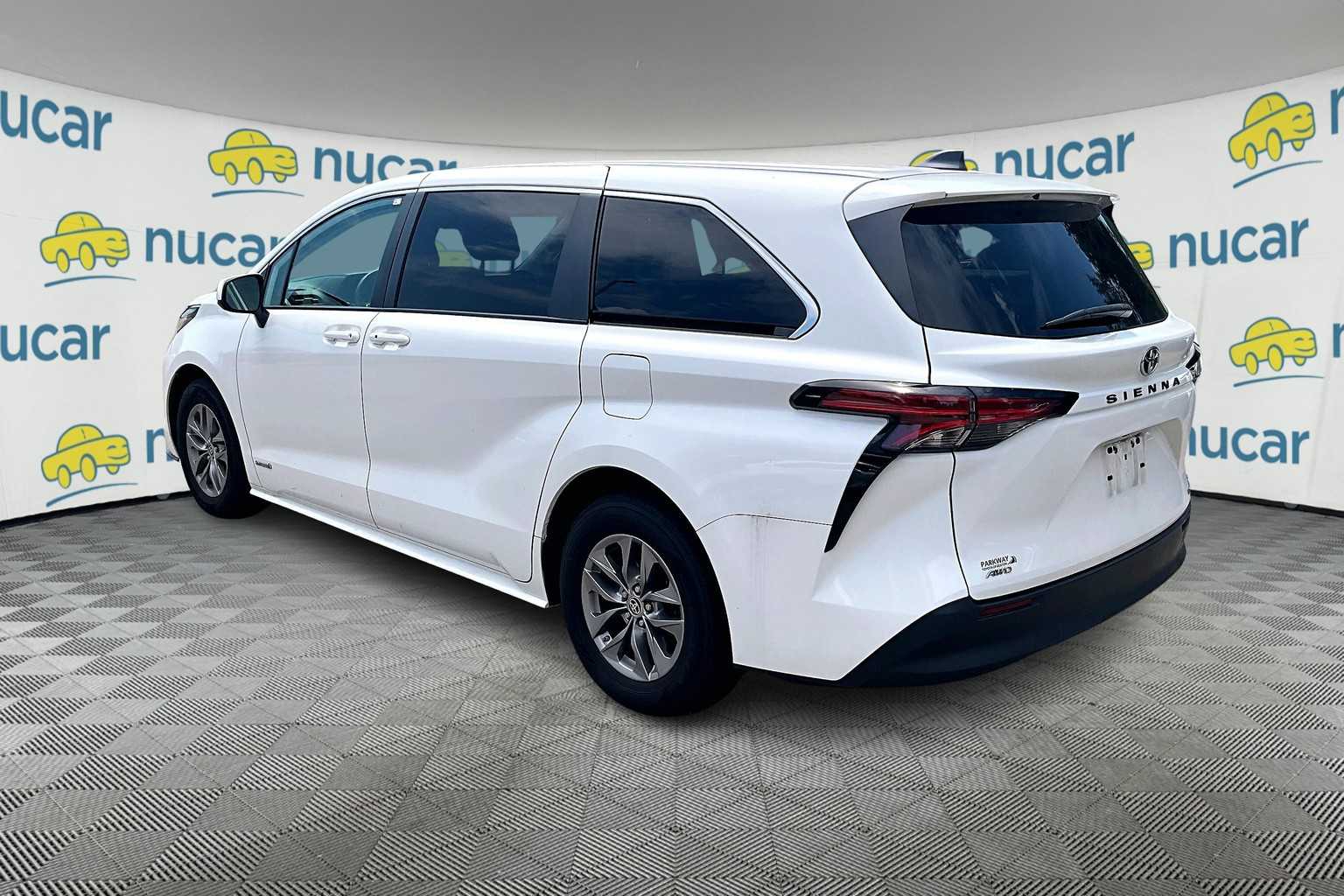 2021 Toyota Sienna LE - Photo 3