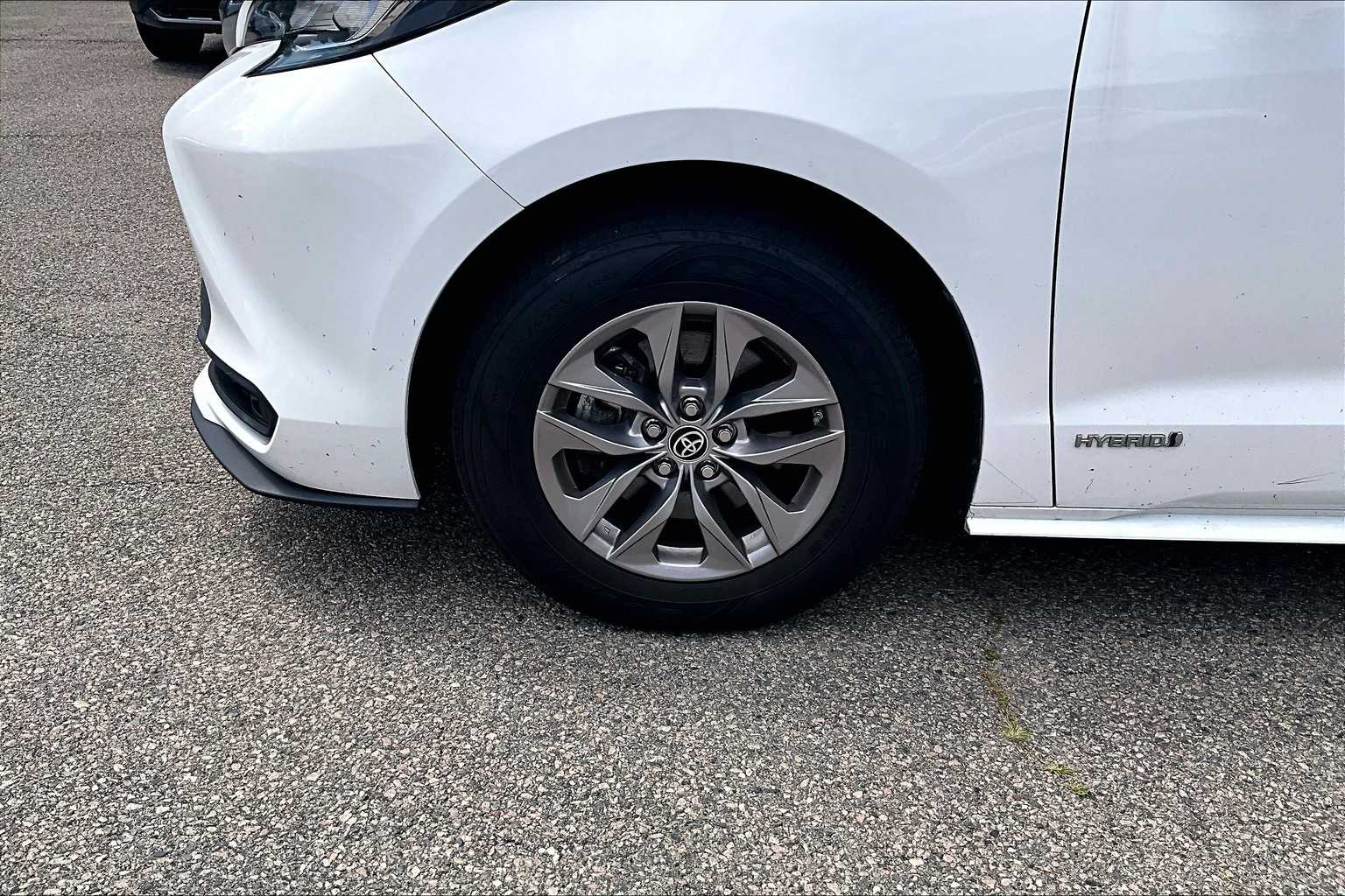 2021 Toyota Sienna LE - Photo 4