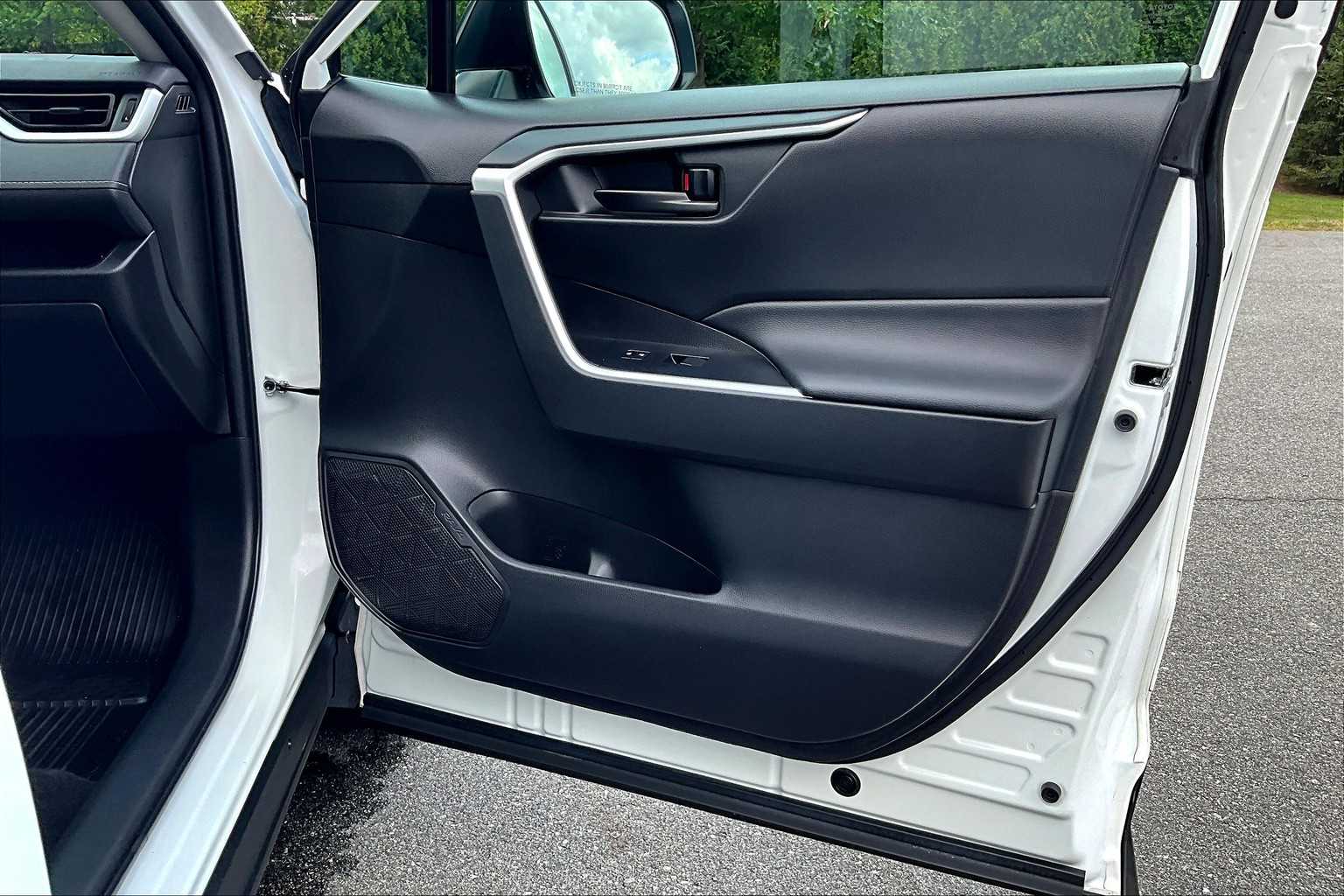2023 Toyota RAV4 LE - Photo 12
