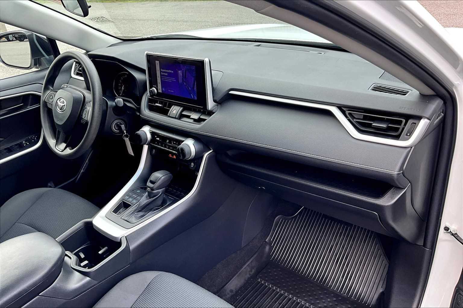 2023 Toyota RAV4 LE - Photo 14