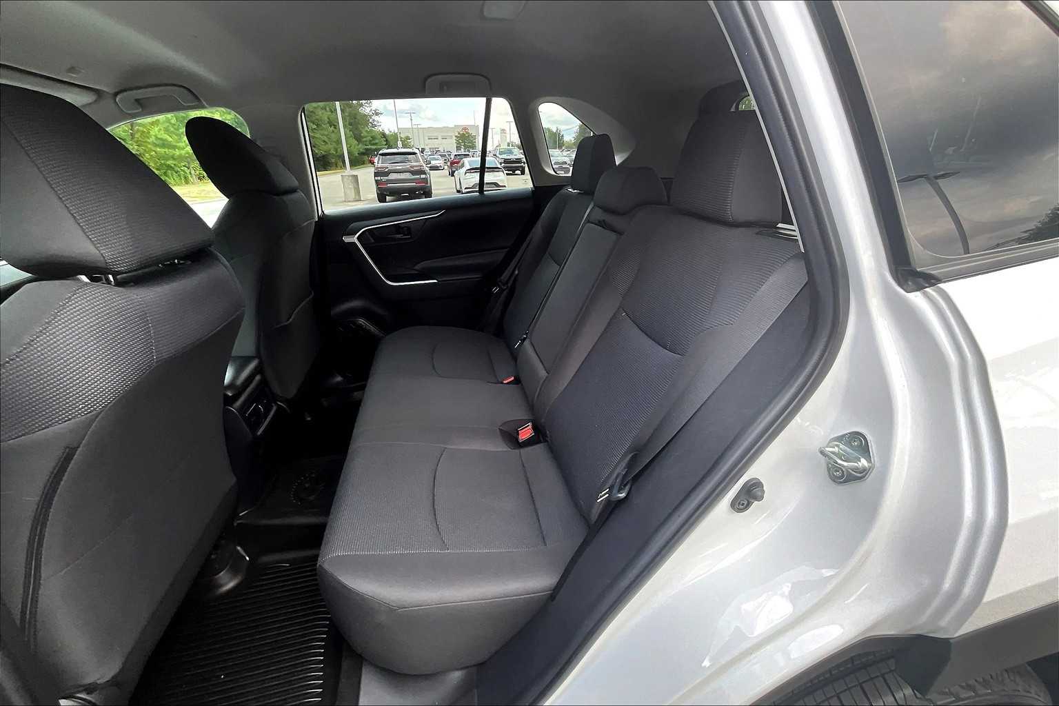 2023 Toyota RAV4 LE - Photo 15