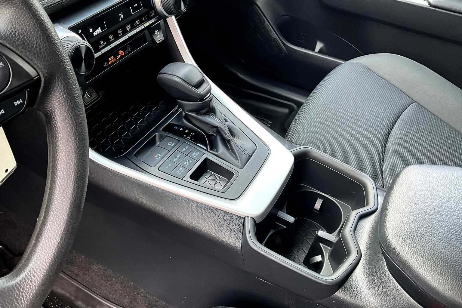 2023 Toyota RAV4 LE - Photo 20