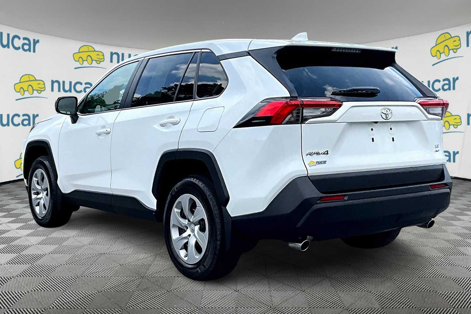 2023 Toyota RAV4 LE - Photo 4