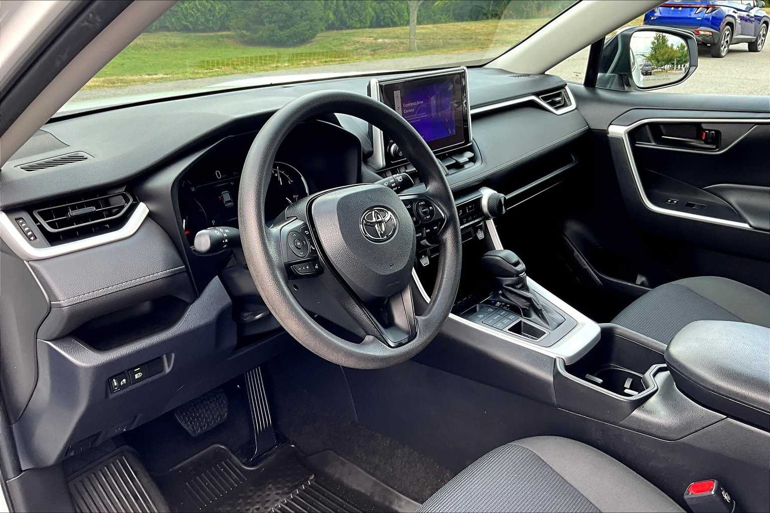 2023 Toyota RAV4 LE - Photo 8
