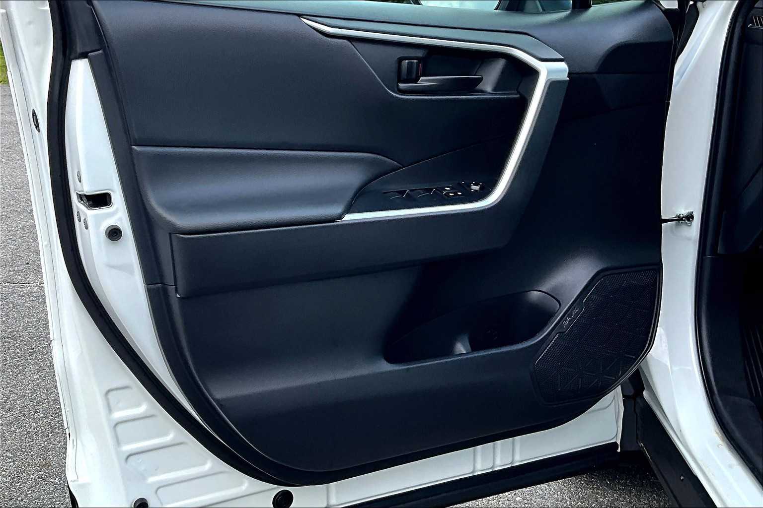 2023 Toyota RAV4 LE - Photo 9