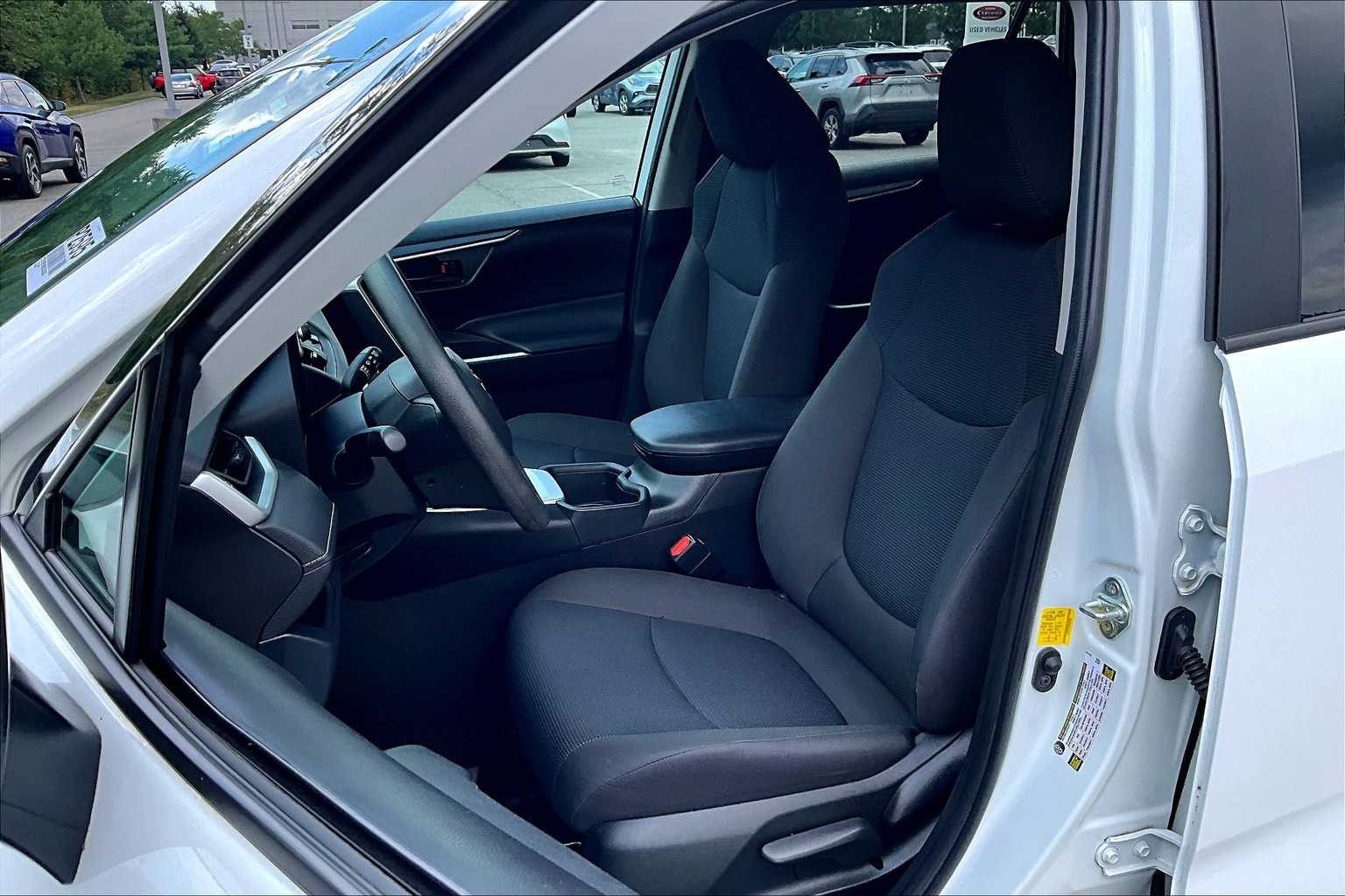 2023 Toyota RAV4 LE - Photo 10