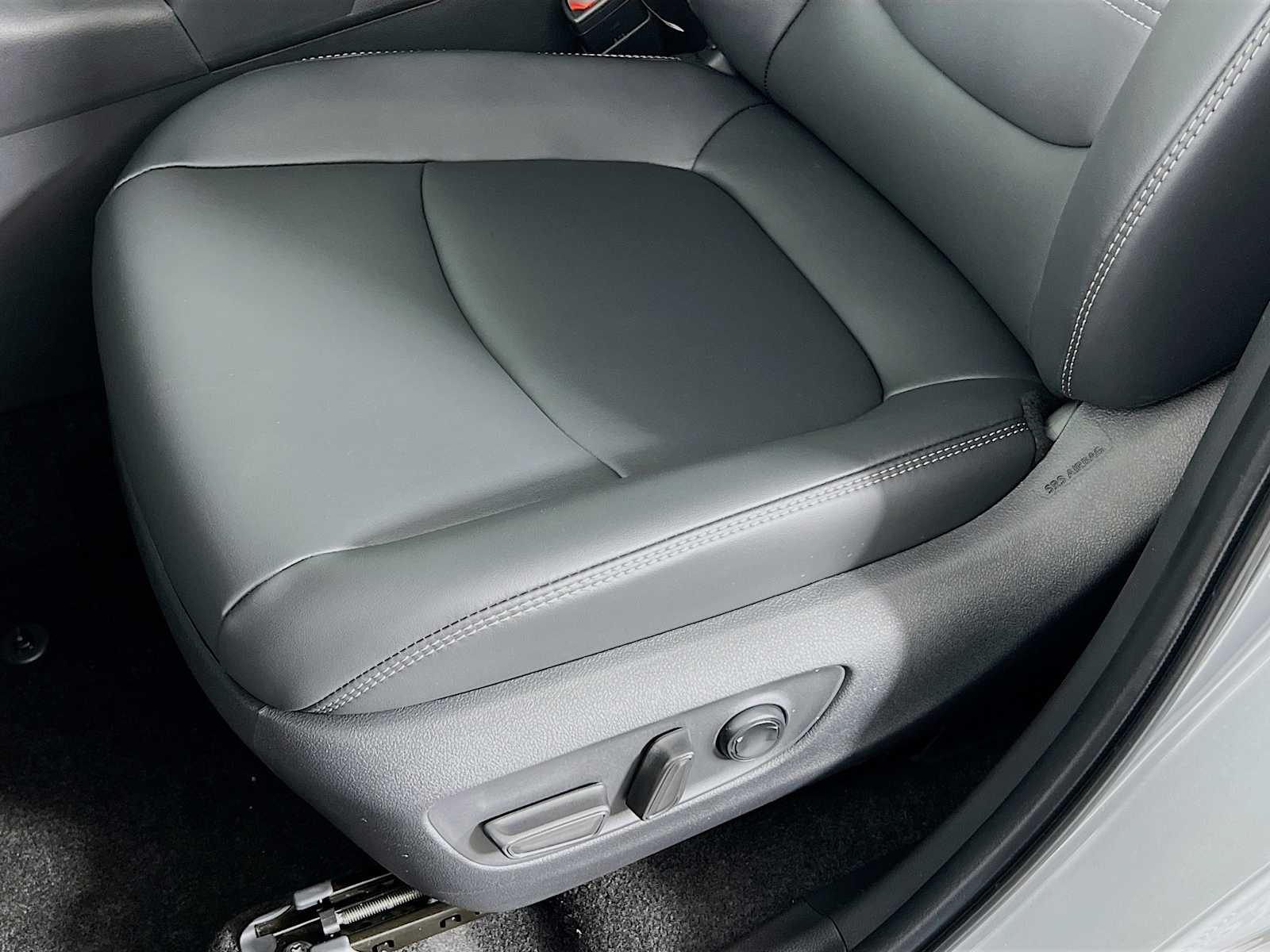 2025 Toyota RAV4 XLE Premium - Photo 17