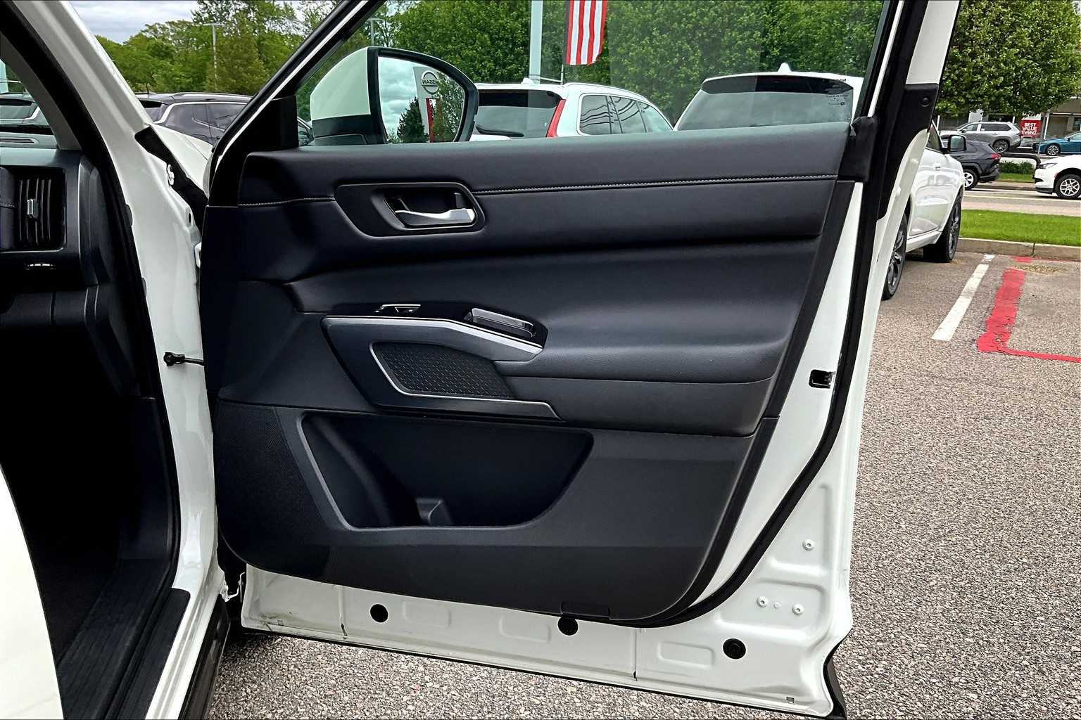 2024 Nissan Pathfinder SL - Photo 12