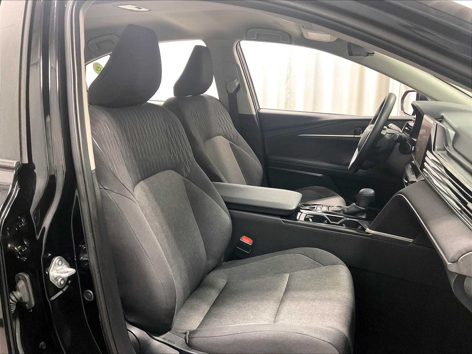 2025 Toyota Camry LE - Photo 11