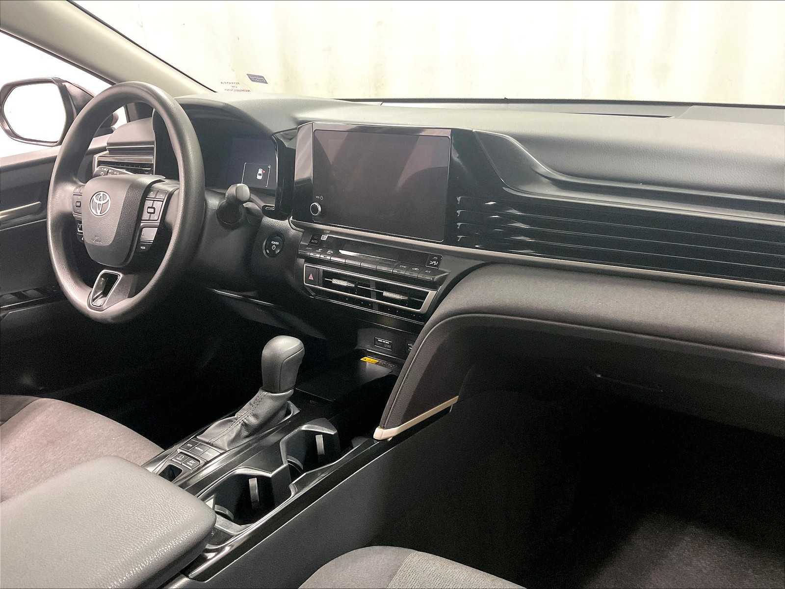 2025 Toyota Camry LE - Photo 14