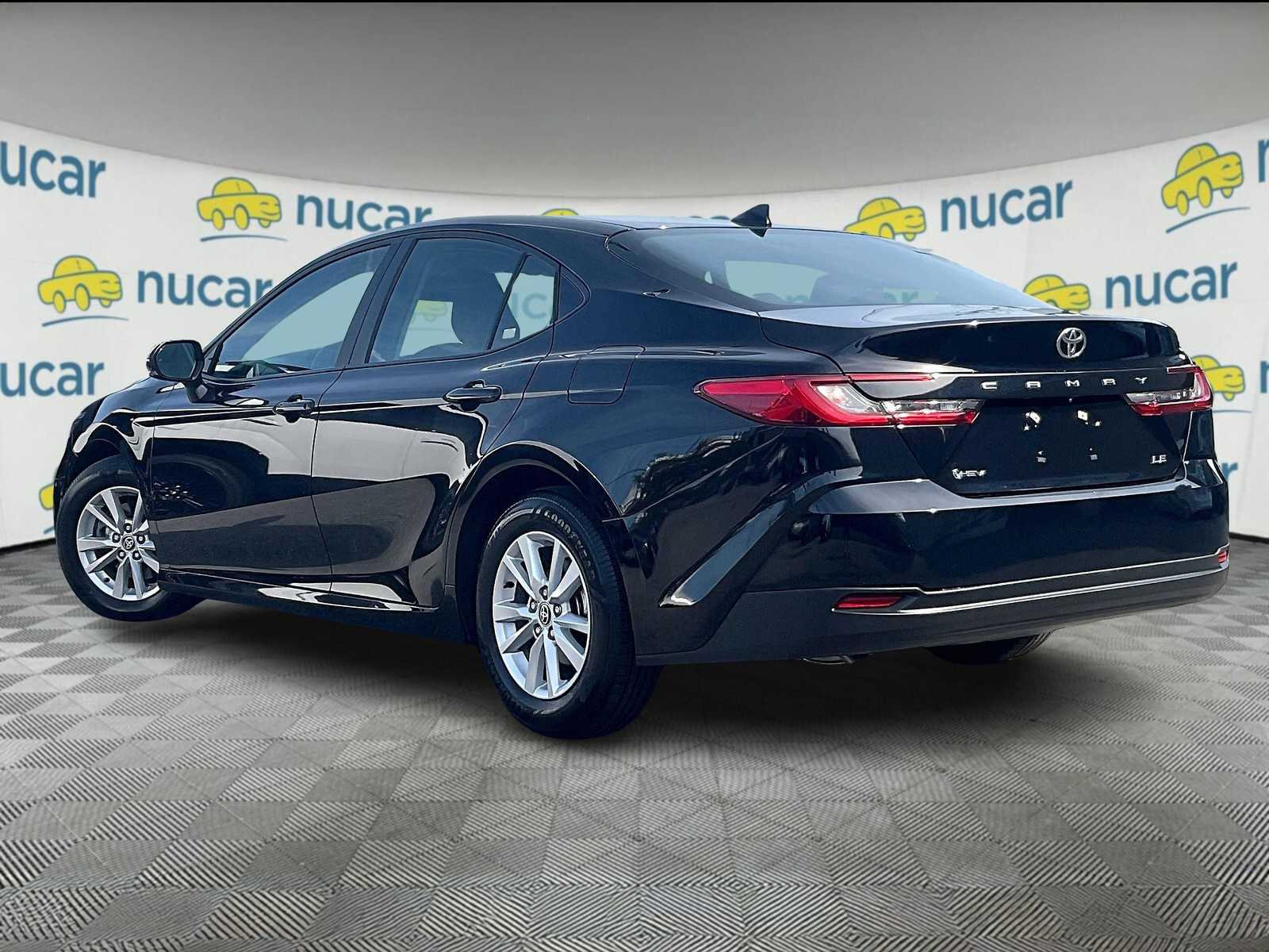 2025 Toyota Camry LE - Photo 4
