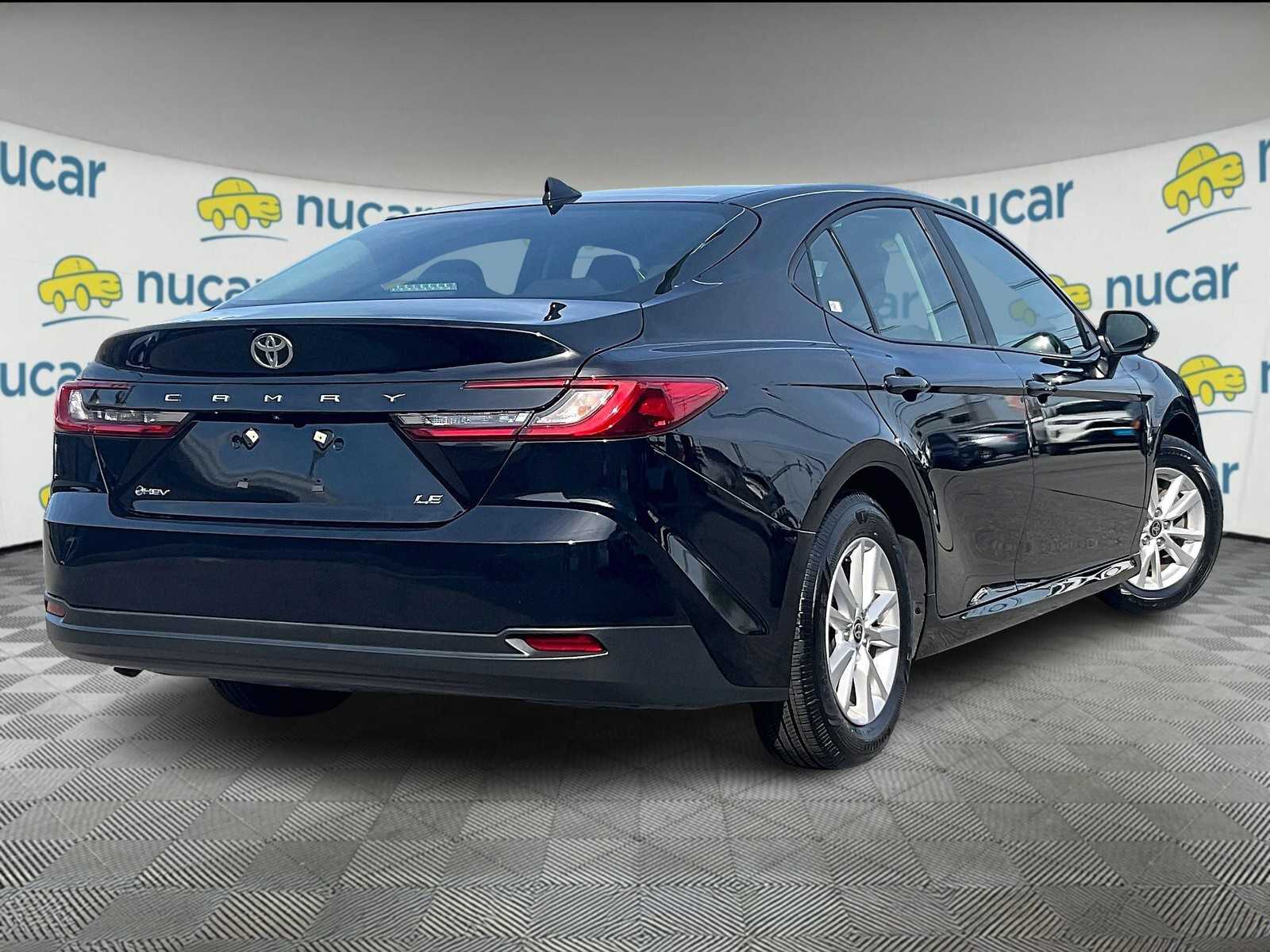 2025 Toyota Camry LE - Photo 6
