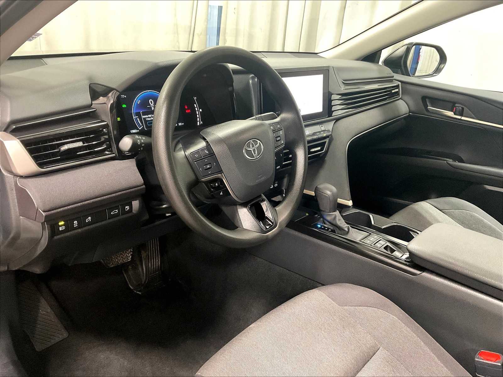 2025 Toyota Camry LE - Photo 8