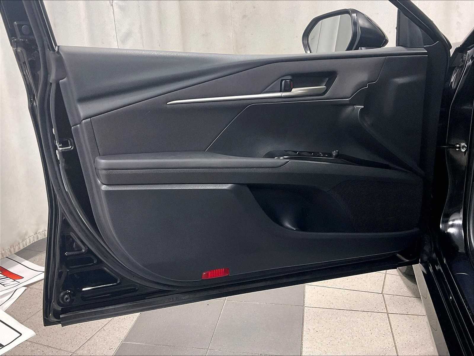 2025 Toyota Camry LE - Photo 9