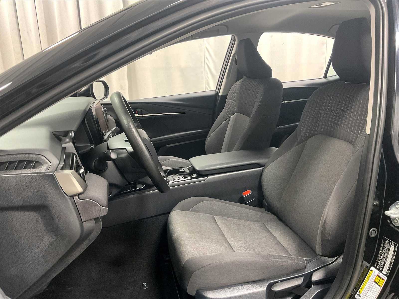 2025 Toyota Camry LE - Photo 10