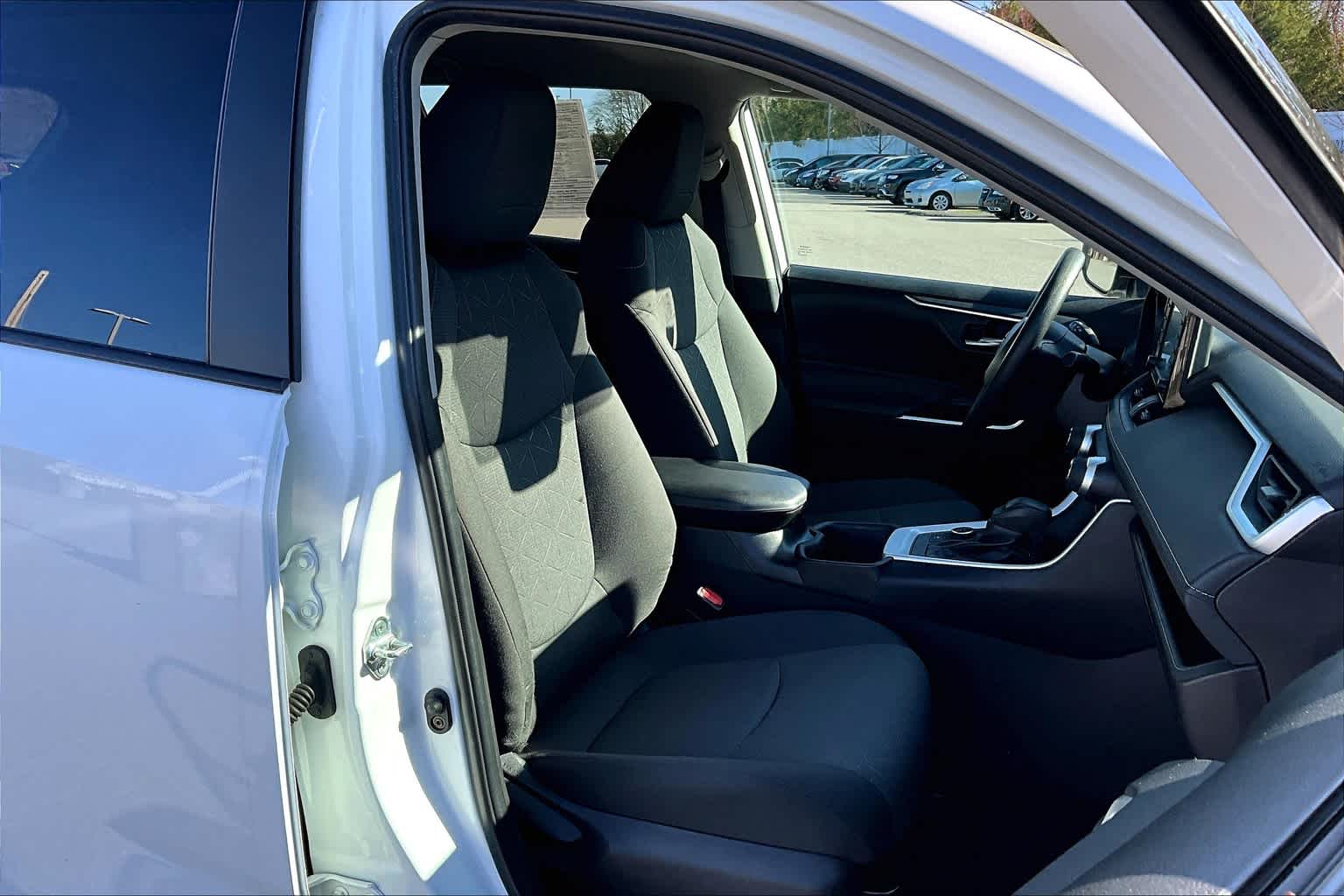 2022 Toyota RAV4 Hybrid XLE - Photo 11
