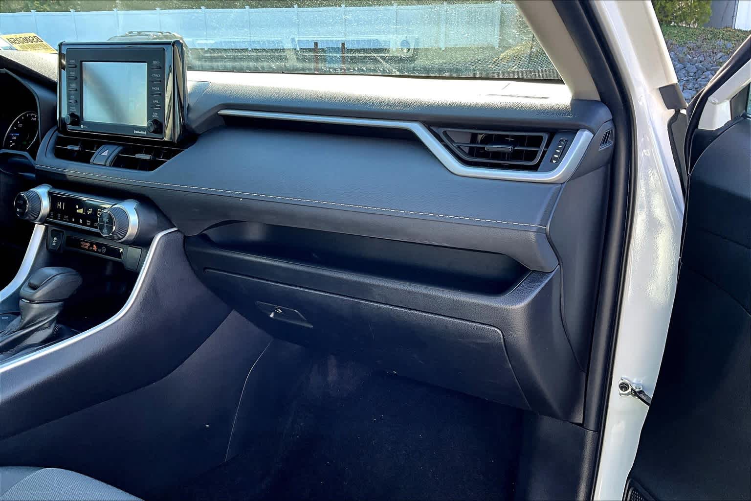 2022 Toyota RAV4 Hybrid XLE - Photo 13