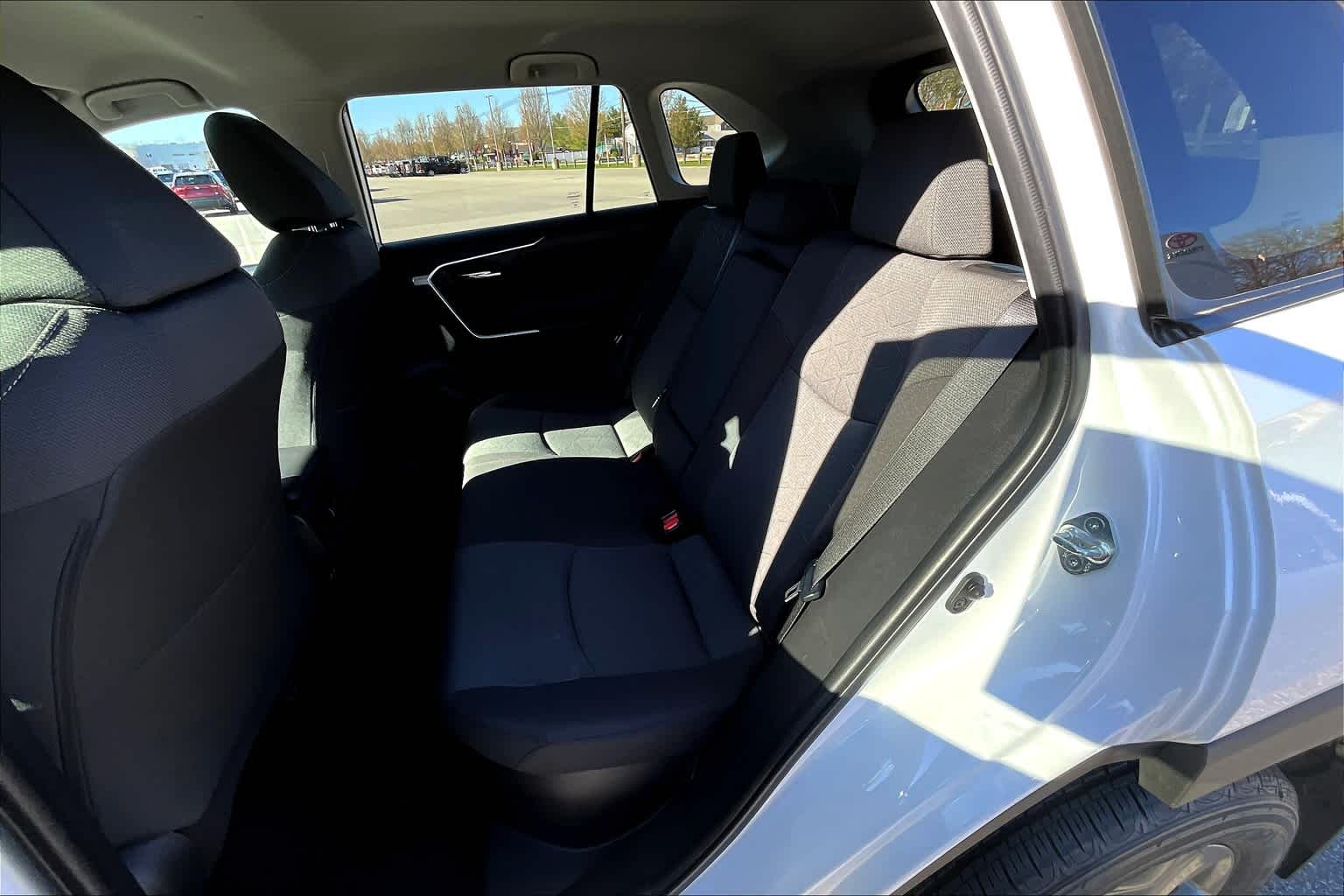 2022 Toyota RAV4 Hybrid XLE - Photo 15