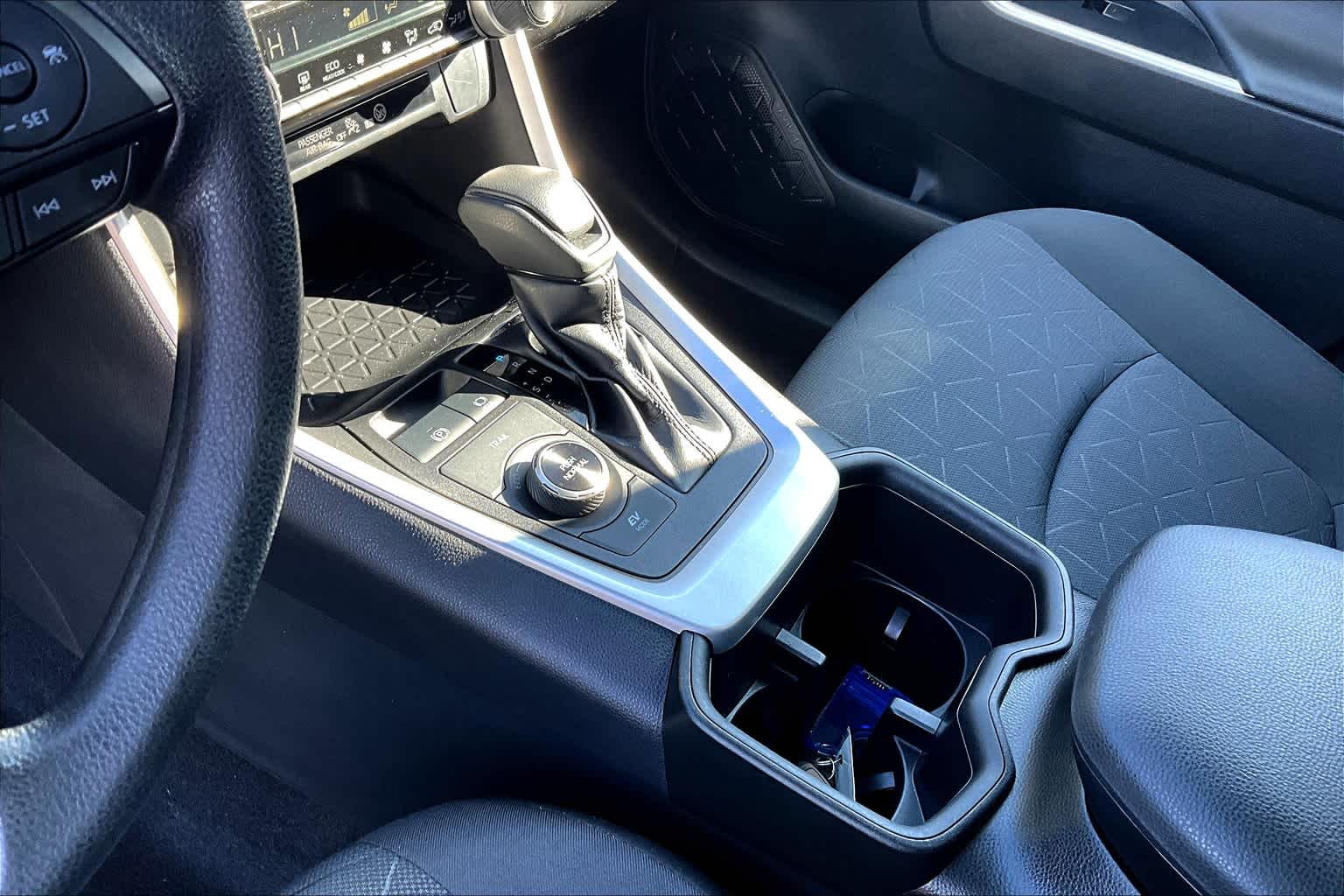 2022 Toyota RAV4 Hybrid XLE - Photo 20