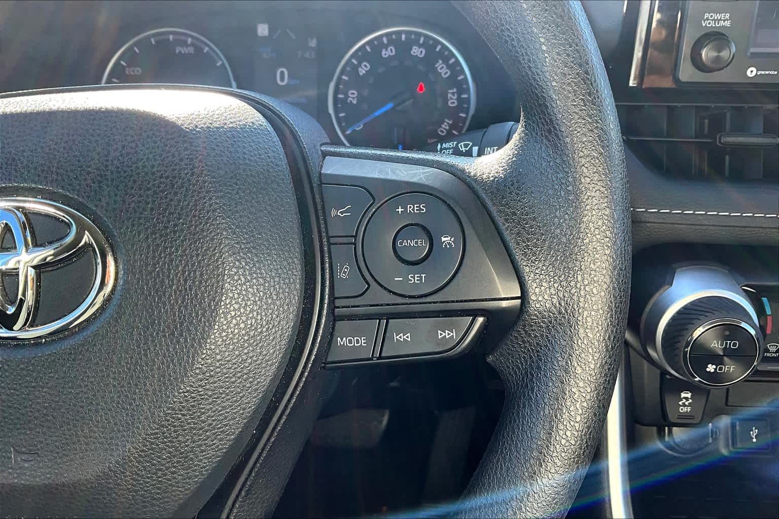 2022 Toyota RAV4 Hybrid XLE - Photo 24
