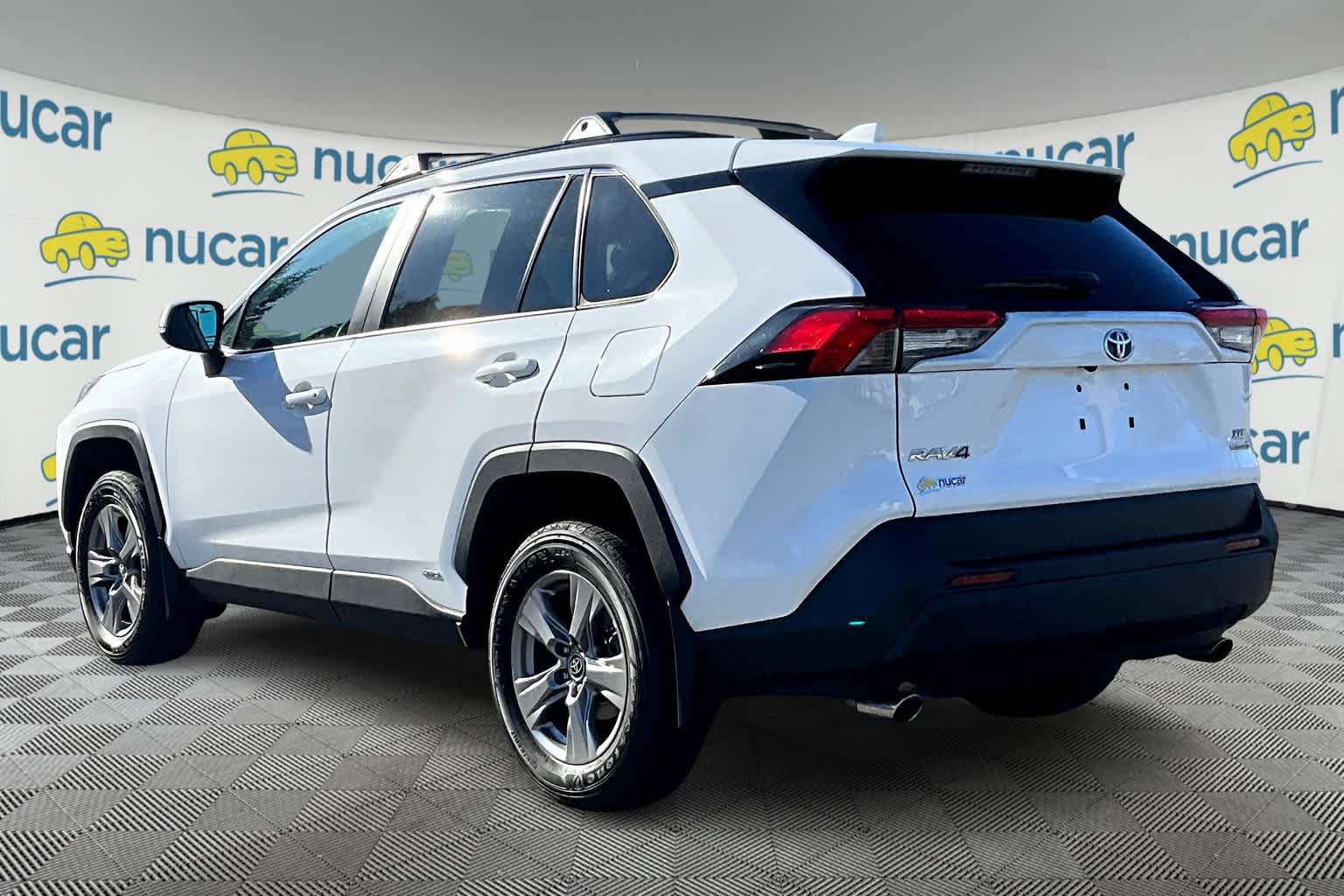 2022 Toyota RAV4 Hybrid XLE - Photo 4