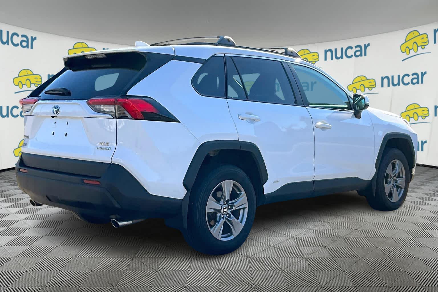 2022 Toyota RAV4 Hybrid XLE - Photo 6