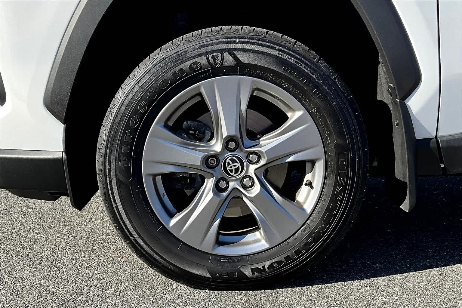 2022 Toyota RAV4 Hybrid XLE - Photo 7