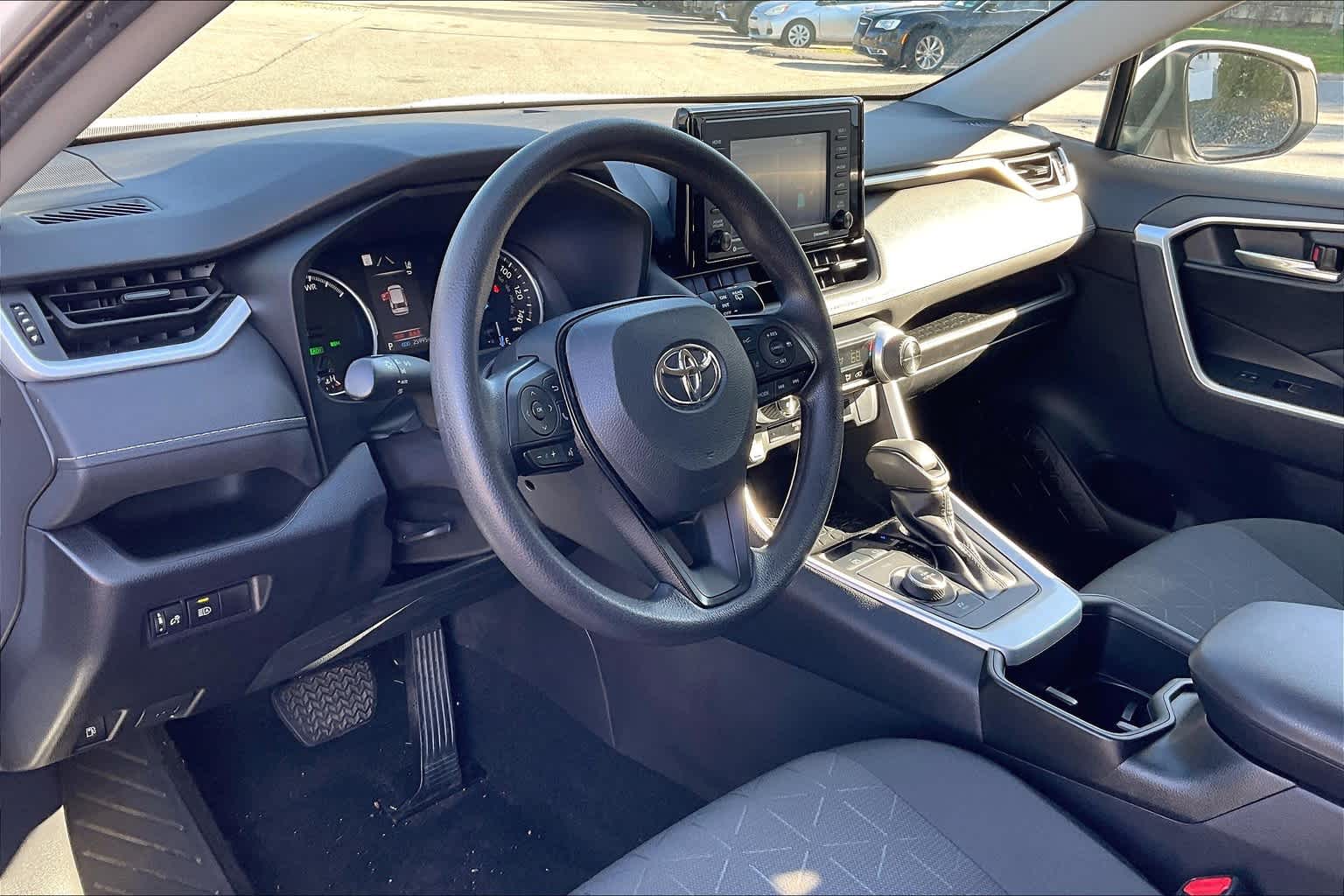 2022 Toyota RAV4 Hybrid XLE - Photo 8