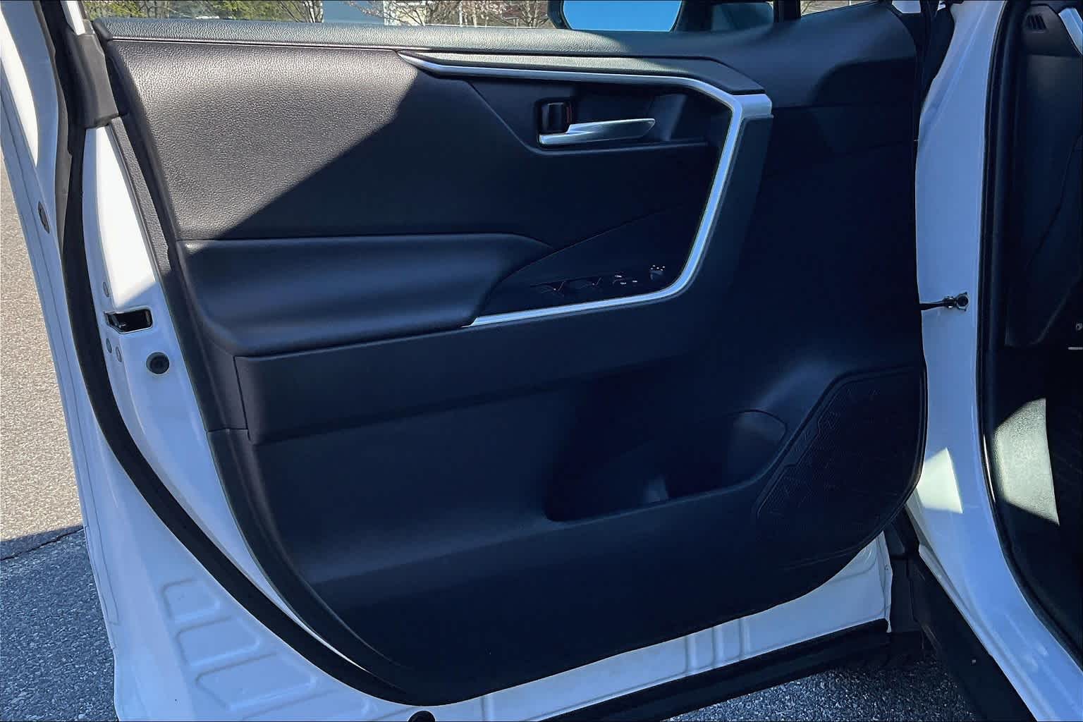 2022 Toyota RAV4 Hybrid XLE - Photo 9