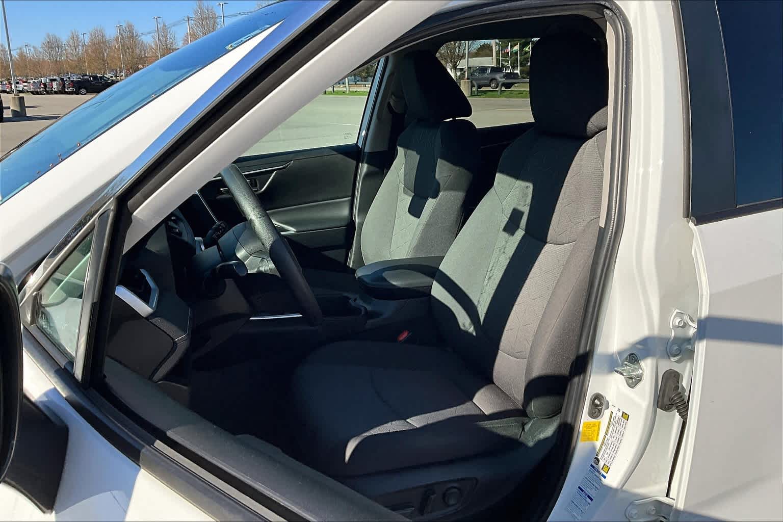 2022 Toyota RAV4 Hybrid XLE - Photo 10