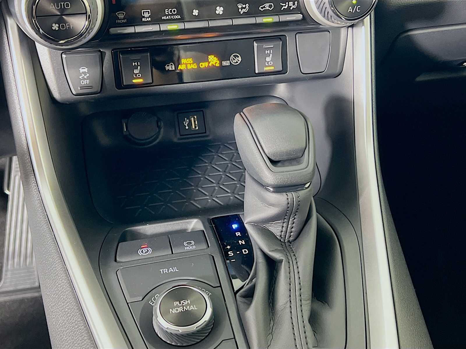 2025 Toyota RAV4 Hybrid XLE - Photo 11