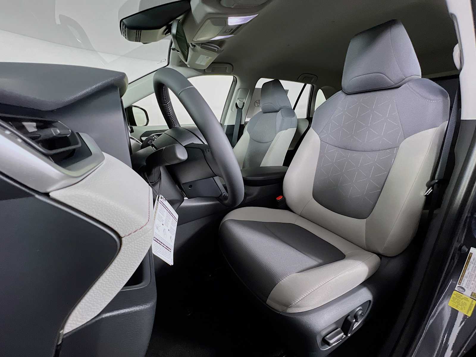 2025 Toyota RAV4 Hybrid XLE - Photo 12