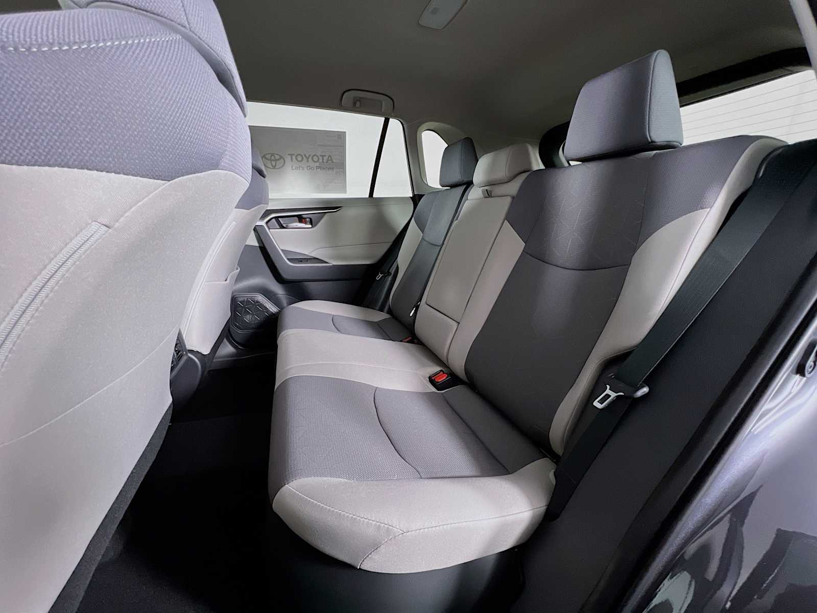 2025 Toyota RAV4 Hybrid XLE - Photo 13
