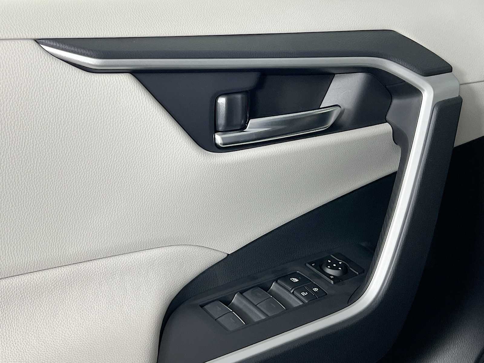 2025 Toyota RAV4 Hybrid XLE - Photo 16