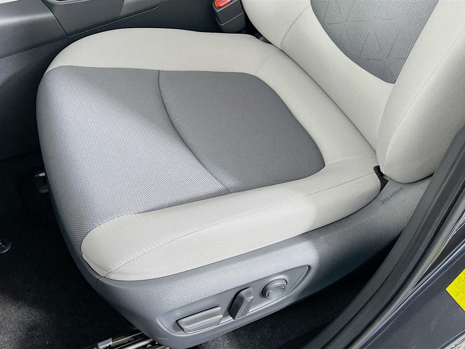 2025 Toyota RAV4 Hybrid XLE - Photo 17