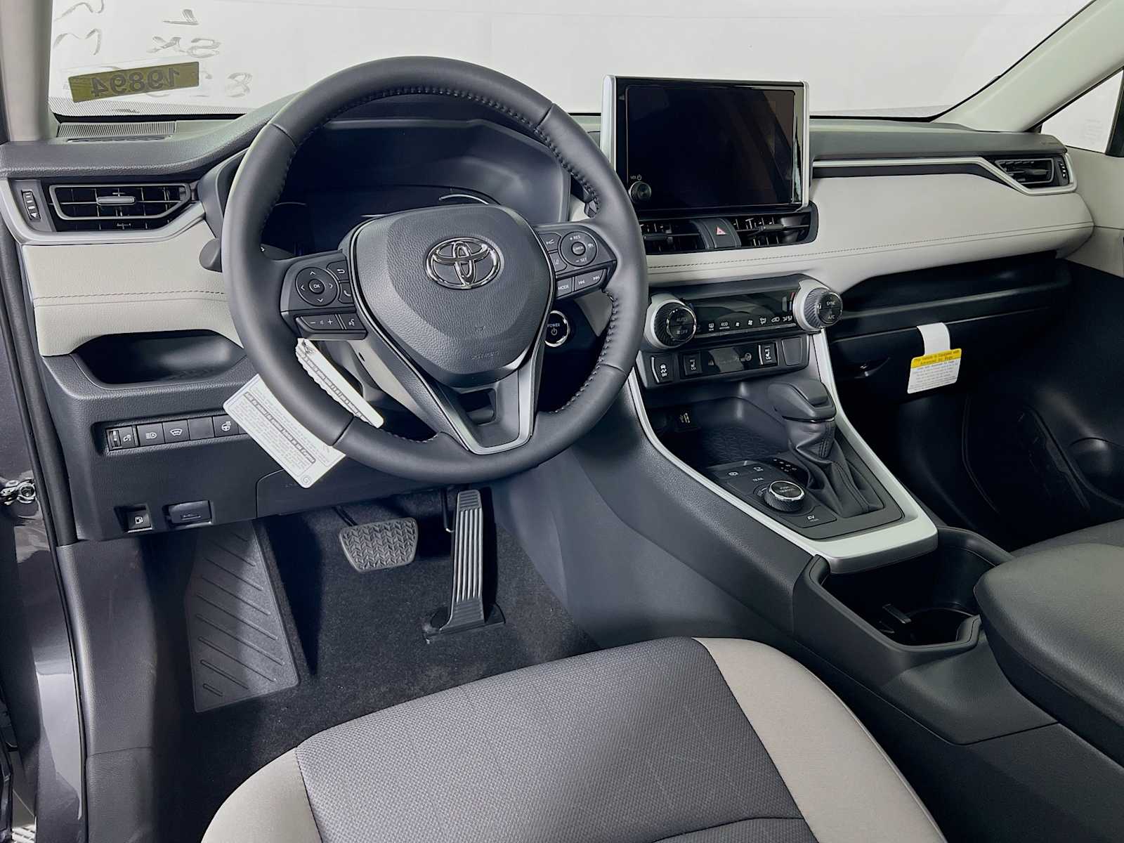 2025 Toyota RAV4 Hybrid XLE - Photo 6