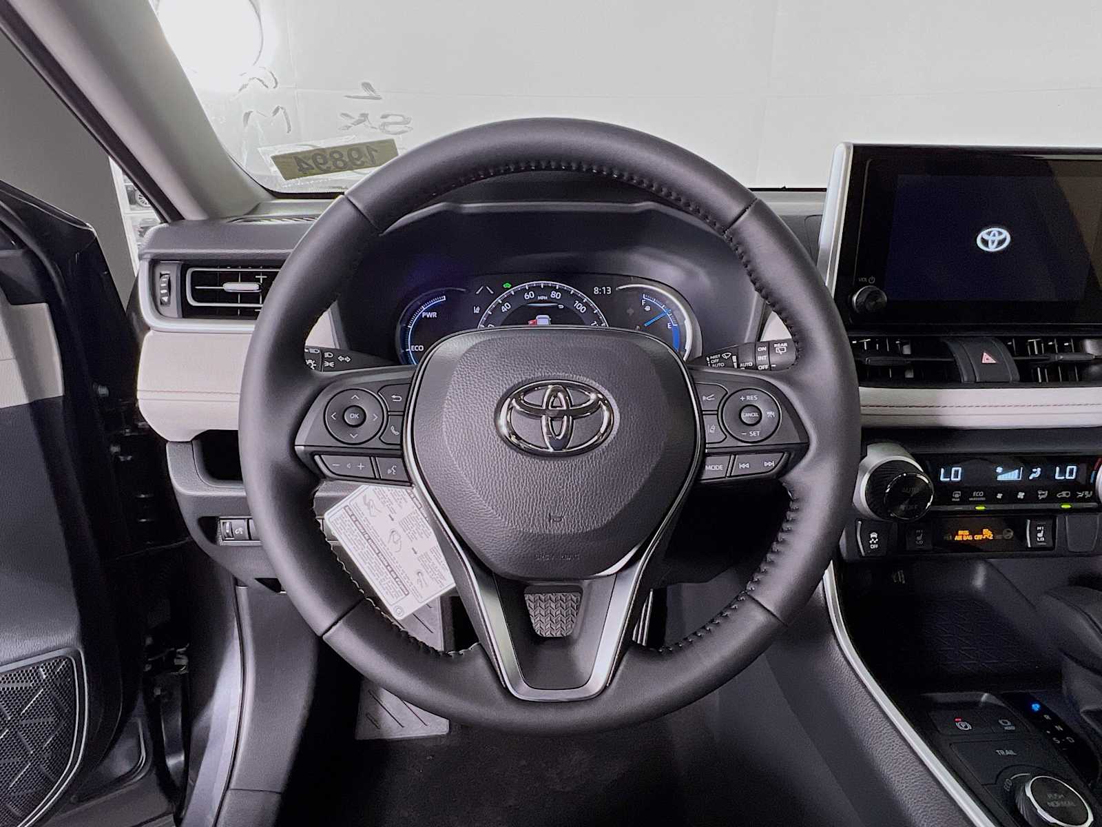 2025 Toyota RAV4 Hybrid XLE - Photo 7