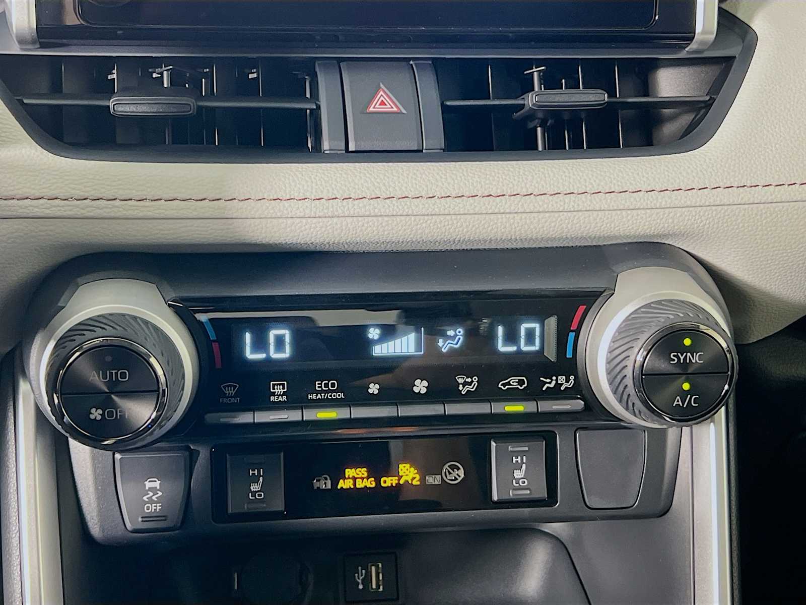 2025 Toyota RAV4 Hybrid XLE - Photo 10