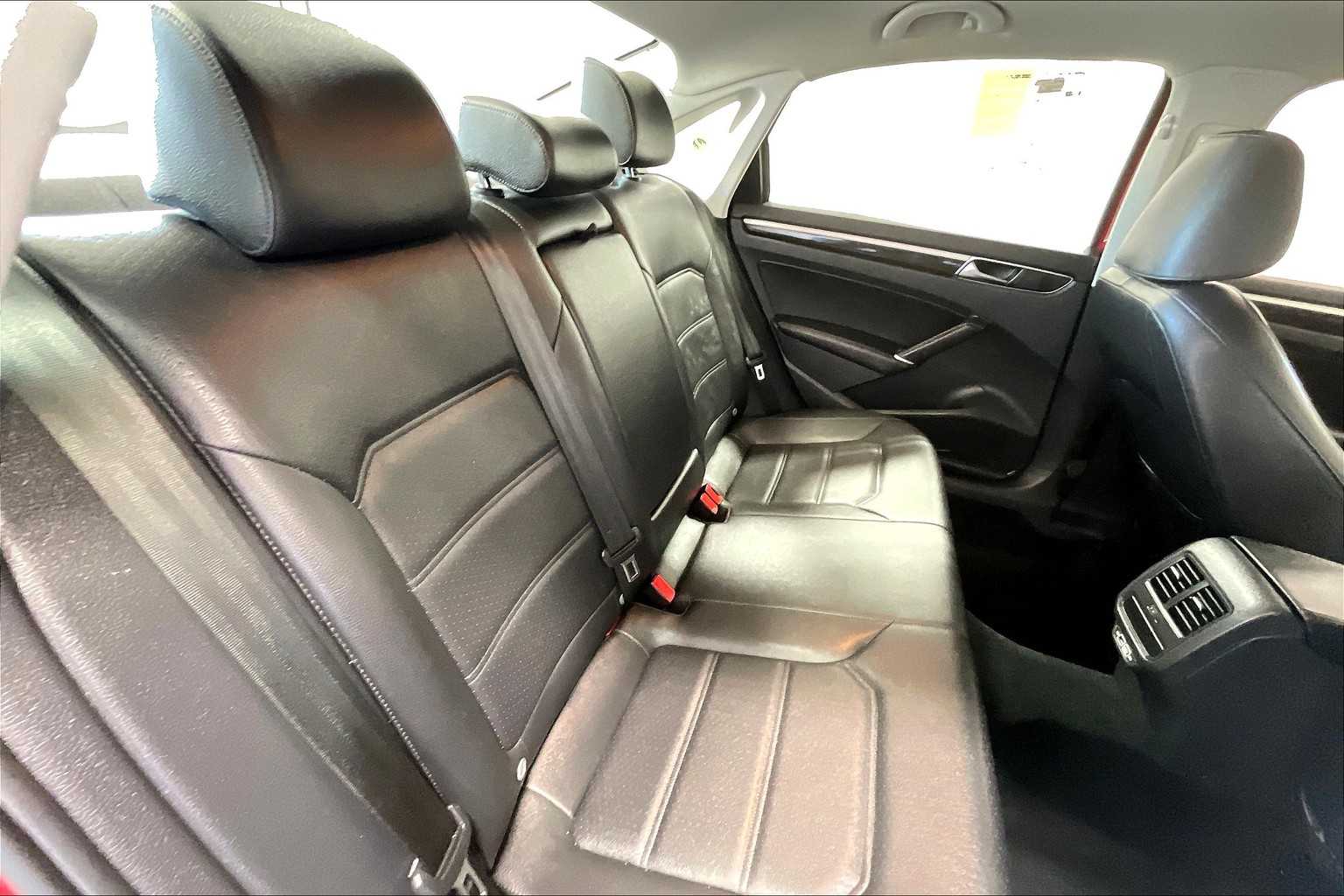 2019 Volkswagen Passat 2.0T SE R-Line - Photo 16