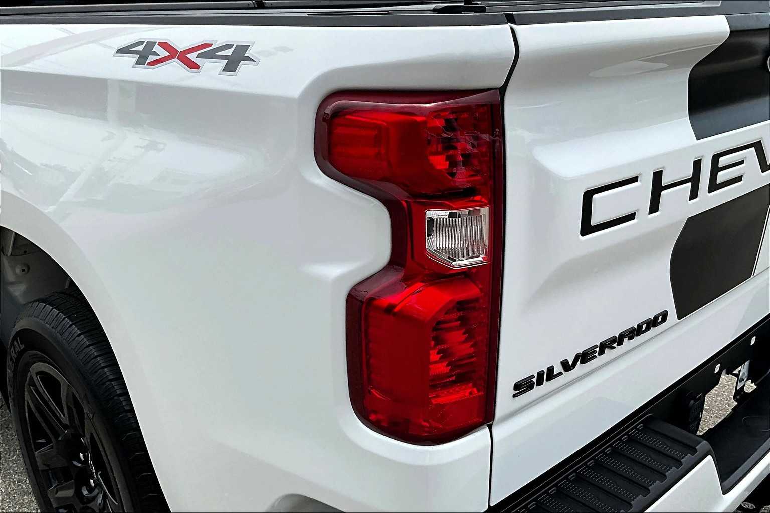 2024 Chevrolet Silverado 1500 Custom - Photo 32