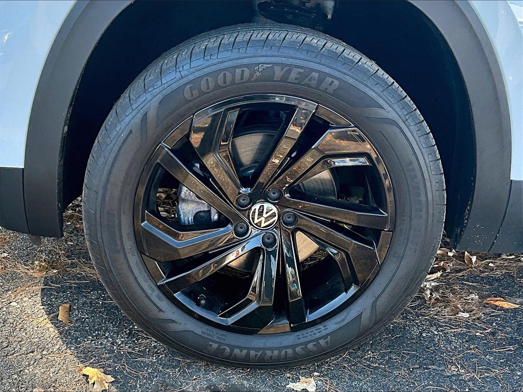 2022 Volkswagen Atlas 3.6L V6 SE w/Technology - Photo 7