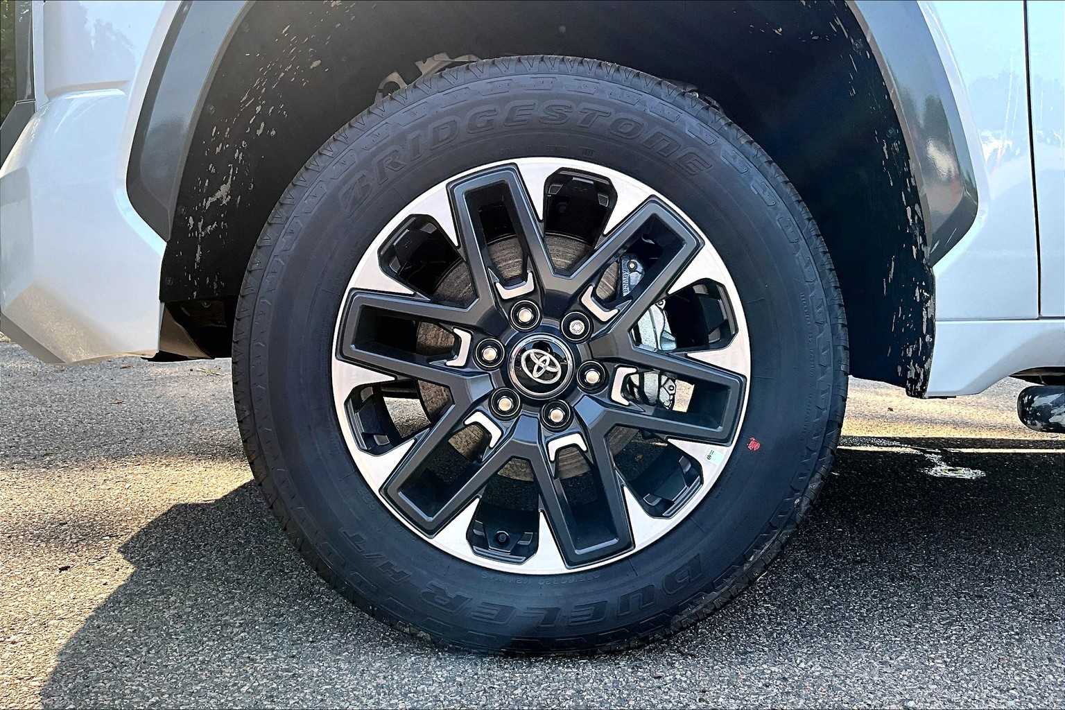 2025 Toyota Tundra Limited - Photo 8