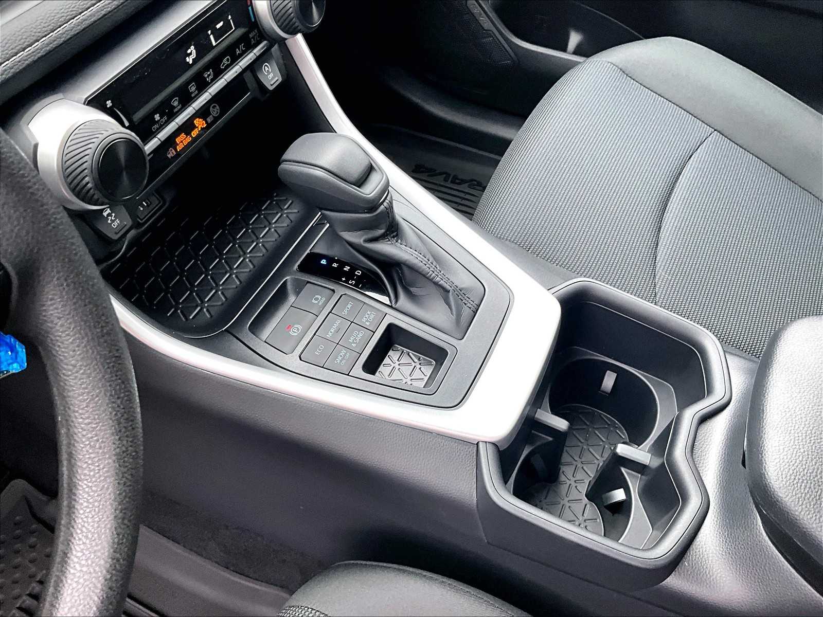 2025 Toyota RAV4 LE - Photo 14