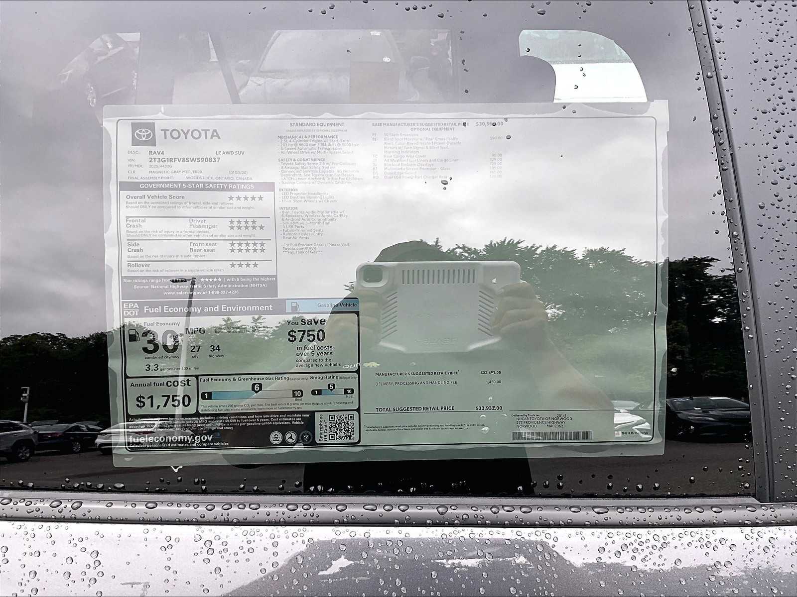 2025 Toyota RAV4 LE - Photo 18