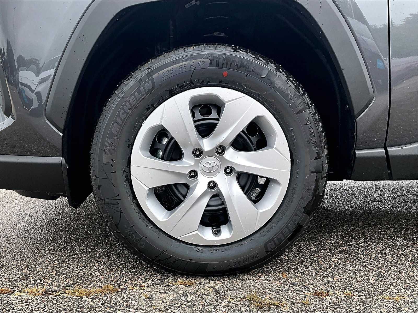 2025 Toyota RAV4 LE - Photo 8