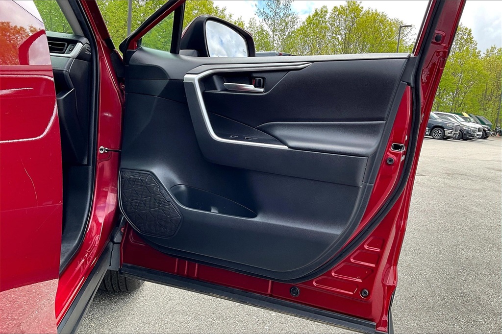 2022 Toyota RAV4 XLE - Photo 11