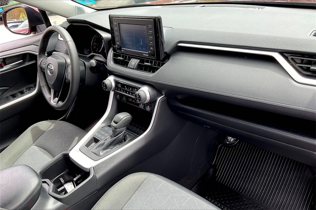 2022 Toyota RAV4 XLE - Photo 13