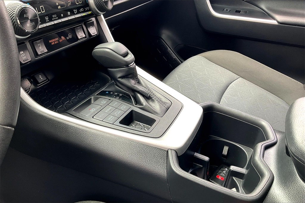 2022 Toyota RAV4 XLE - Photo 19