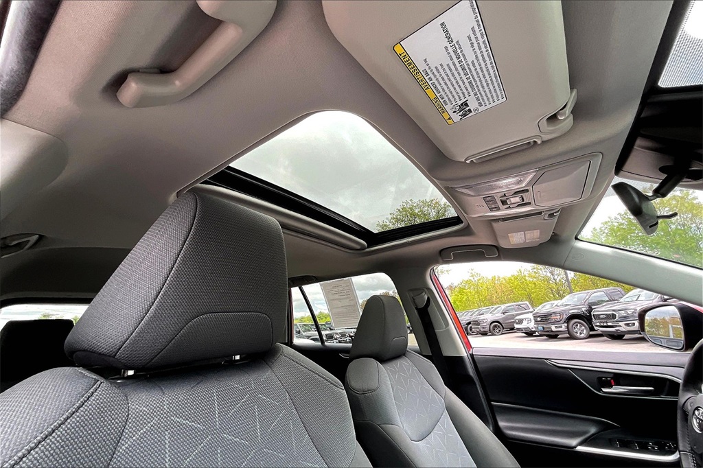 2022 Toyota RAV4 XLE - Photo 21